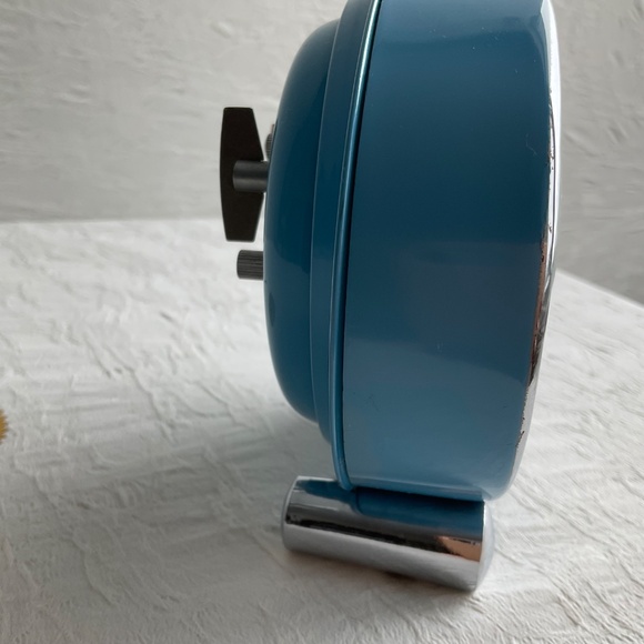 Vintage 1960s Polaris Turquoise Oval Shaped Wind Up Alarm Clock - Picture 7 of 16